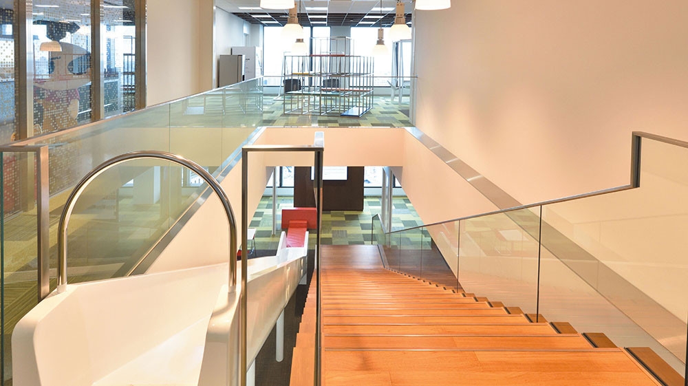 3フロアを内階段でつなぐ 滑り台付きの斬新オフィス 2ページ目 日経クロステック Xtech