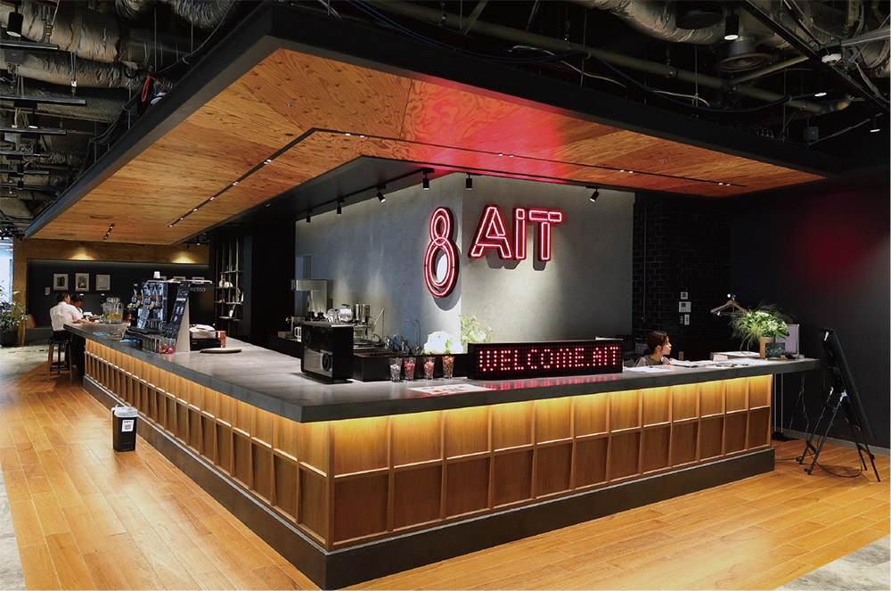 8階にあるカフェスペース「8（AIT）」では、コーヒーメーカーやティーポットが用意してあり無料で飲める。 （写真撮影：北山 宏一、以下同じ）