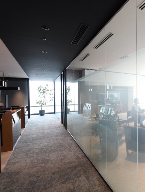 「プロジェクトルーム」は顧客専用の会議室。ボタン1つで曇りガラスになり、外から中が見えない状態に。