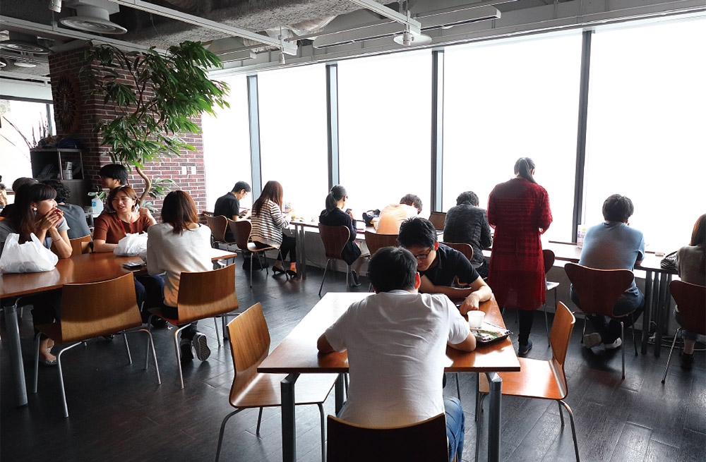 東京タワーなど窓の外の景色を眺めながら食事できる 