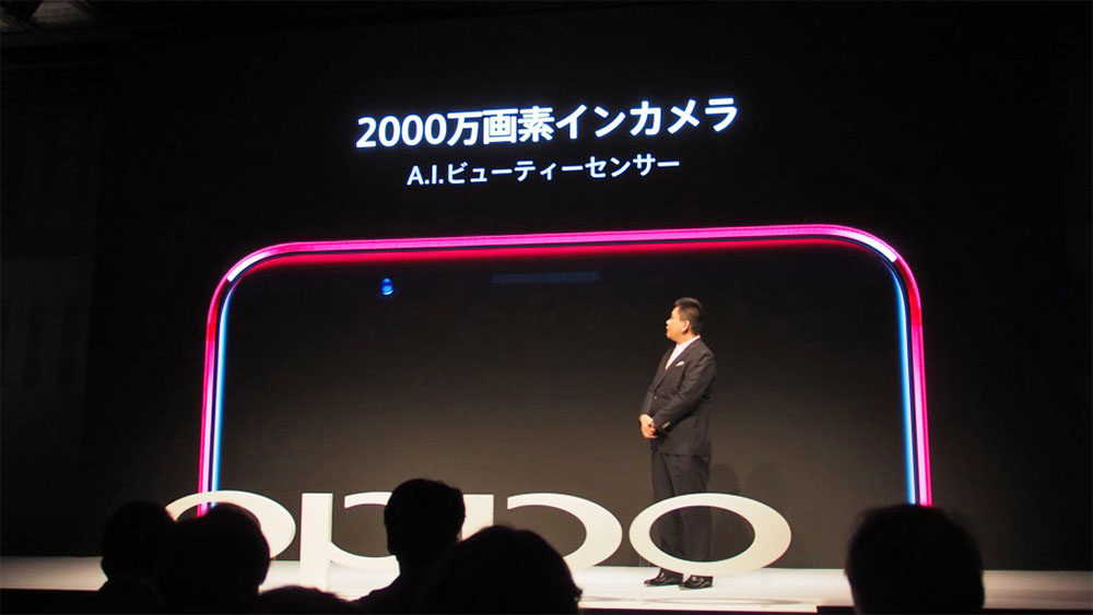 今年日本参入を発表したOPPOの「R11s」は、フロントカメラに2000万画素のイメージセンサーを搭載し、さらにAIを活用するなどセルフィーにとても力を入れた機種となる。写真は1月31日のOPPO Japan 日本市場参入記者発表会より（筆者撮影）