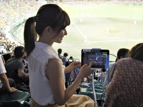 KDDIは2018年6月27日、沖縄セルラースタジアム那覇にて5Gを用いた自由視点映像のリアルタイム配信の実証実験を記者に公開。バッターボックスに立つプロ野球選手を好きな角度から視聴できる。写真は同実証実験より（筆者撮影）