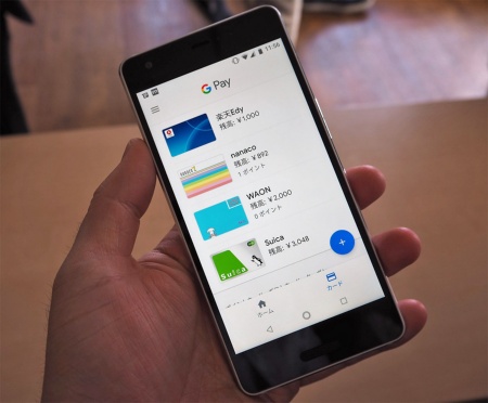 日本におけるGoogle Payは、「楽天Edy」「nanaco」「WAON」「Suica」に加え、2018年10月には新たに「QUICPay」にも対応。サービス拡大を続けている。写真の端末は「Pixel 3」。2018年5月24日のGoogle Pay発表会より（筆者撮影）