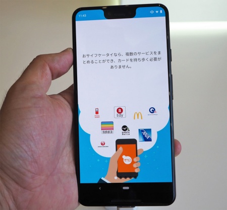 グーグルが2018年10月10日に日本での発売を発表した「Pixel 3 XL」。同時に発表したPixel 3とともに、日本版にはFeliCaを搭載し、おサイフケータイやGoogles Payが利用できる。写真は同日のグーグル新製品発表会より（筆者撮影）