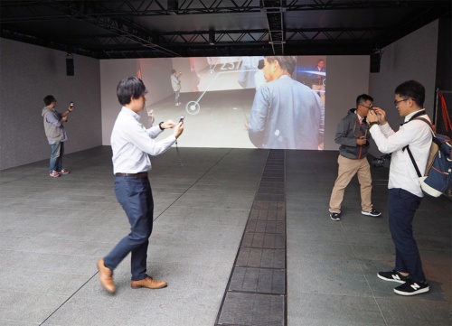 2018年10月17日からINNOVATION TOKYO 2018で公開されていた｢Project NEON｣をプレイしている様子。複数人でAR空間を共有できる、リアルワールド・プラットフォームをふんだんに活用したゲームになる。写真は同イベントより（筆者撮影）