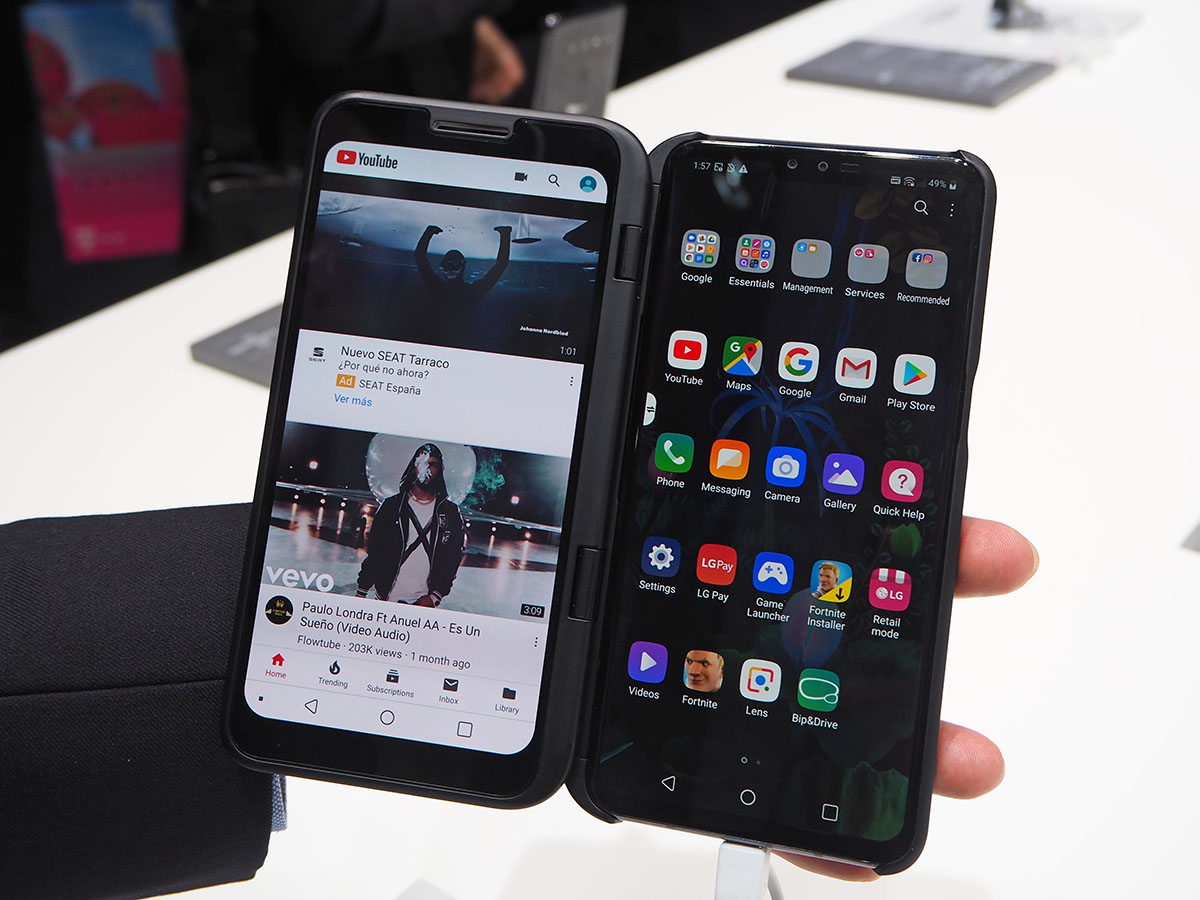LG電子が発表した5G対応スマートフォン「LG V50 ThinQ」は、アクセサリーを用いて2画面スマートフォンとしても利用できる。MWC 2019では多くのスマートフォンメーカーが5G対応スマートフォンを発表している。写真はMWC 2019のLGエレクトロニクスブースより（筆者撮影）