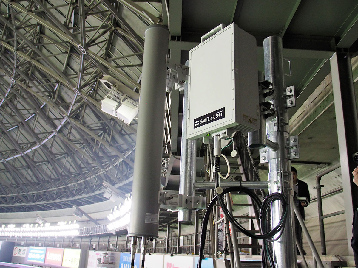5Gの基地局はスタジアムの上部に設置され、VR HMDのある体験ルームに向けて電波を射出。3.7GHz帯と28GHz帯の2つの帯域を活用しており、写真は28GHz帯の基地局になる。写真は2019年3月23日、福岡ヤフオク！ドームにて筆者撮影