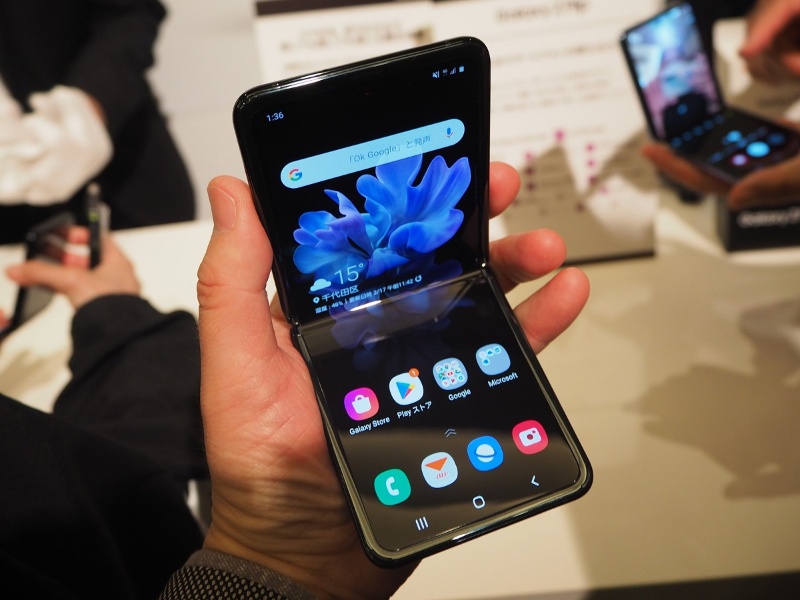 折り畳みスマホに 縦折り 新登場 アプリにどんな変化をもたらすのか 日経クロステック Xtech
