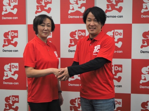300億円の出資によって出前館は実質的にLINE傘下に。代表取締役社長にはLINEの執行役員O2OカンパニーCEOである藤井英雄氏(右)が就任。現在の社長である中村利江氏(左)は代表取締役会長となる予定だ。写真は2020年3月27日の出前館決算説明会より