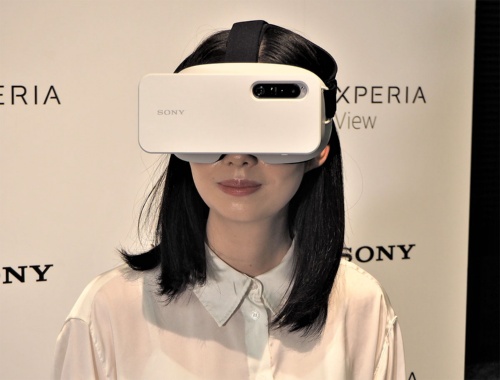 ソニーが2021年10月26日に発表した「Xperia View」。Xperia 1 II／1 III専用のVRゴーグルとなる（筆者撮影）