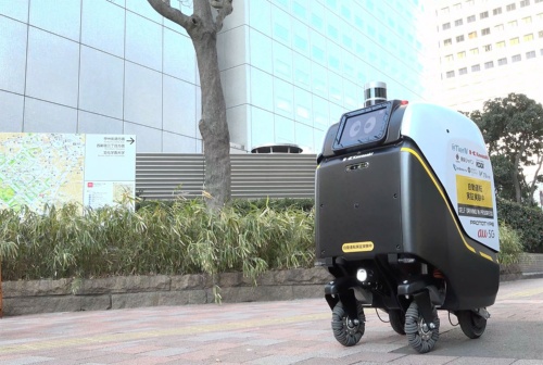 KDDIとティアフォーなどが実施した実証実験では、5Gと高精度位置測定サービスを用いて東京・西新宿エリアの公道で配送ロボットを運行させている