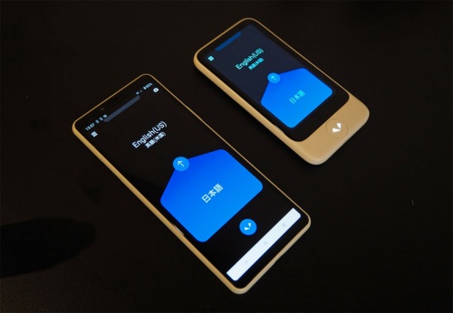 スマートフォン版のポケトーク（左）は、専用ハード（右）と比べインターフェースがほぼ同じであることが分かる。写真は2022年4月13日の「ソースネクスト新製品、およびポケトーク事業戦略発表会」より（筆者撮影）