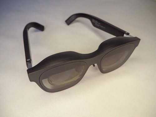 「Nreal Air」は眼鏡型のARデバイスで、見た目は大きめのサングラスといった形状で、ARデバイスとしては軽く装着しやすい（筆者撮影）