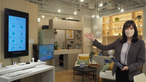 オプテージが「mineo渋谷」内に開設したスマートホームのショールーム。リンクジャパンのスマートホームプラットフォームが用いられており、設置された多くの家電をスマートフォンなどからコントロールできる。写真は2022年6月1日、mineo渋谷にて筆者撮影