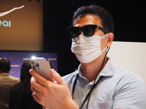 エンリアルの「Nreal Air」は、眼鏡型のARデバイスとしては非常にコンパクトで装着しやすいことから、発売以降IT先進層などから人気を高めている。写真は2022年8月24日の「Nreal」戦略発表会より（筆者撮影）