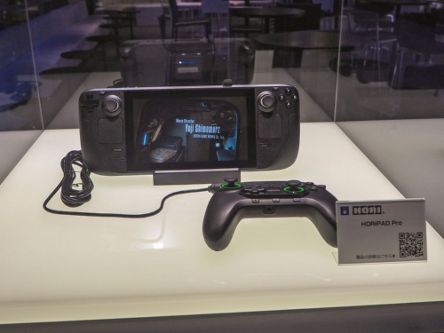 KOMODOのブースでは、「Steam」のゲームを楽しめる携帯型ゲーム機「Steam Deck」が展示され、実際にゲームプレーを体験できるようになっていた。写真は2022年9月15日、東京ゲームショウ2022にて筆者撮影