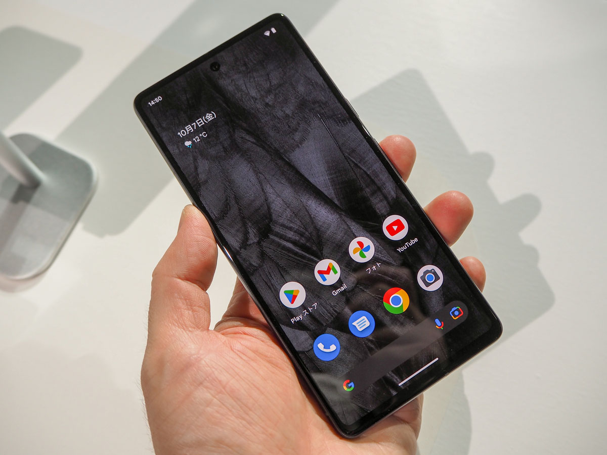 2022年10月6日に発表されたグーグルの「Pixel 7」シリーズ。新しいプロセッサーを活用したAI技術で、カメラだけでなく自然言語処理も強化がなされている。写真は2022年10月7日のGoogle Pixel 新製品発表会より（筆者撮影）