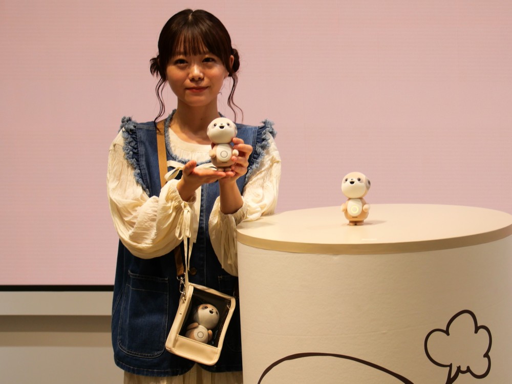 シャープが対話型AI「ポケとも」を発表、エモパーやロボホンの経験を