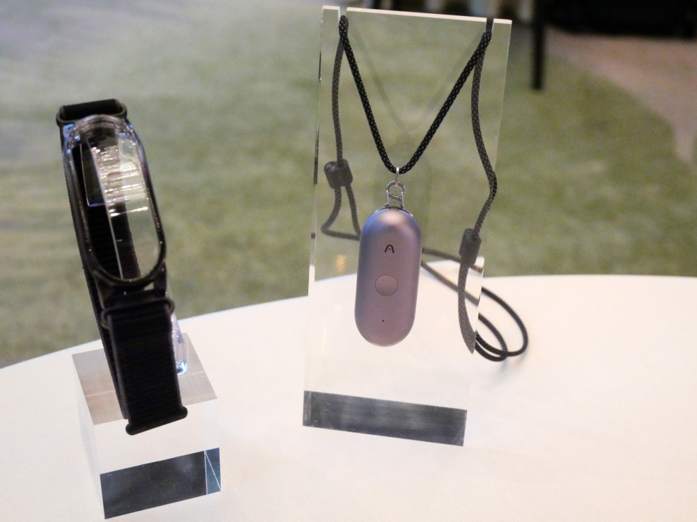 Plaud NotePin Sはコンパクトで、様々なアクセサリーに取り付けて利用できる。4種類の専用アクセサリーを標準で付属する。写真は2026年3月19日のPlaud NotePin S日本発売発表会にて撮影