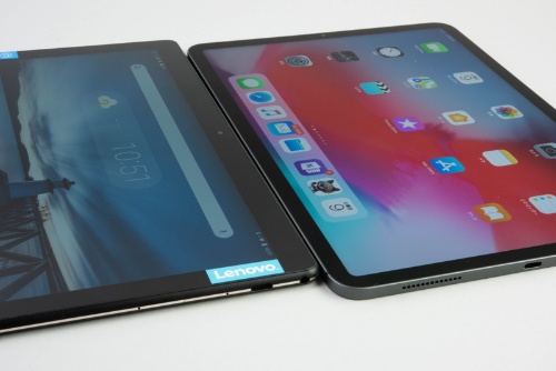 iPad Pro（11インチ）と比べてもスリムさはほぼ引き分けで、スタイリッシュだ