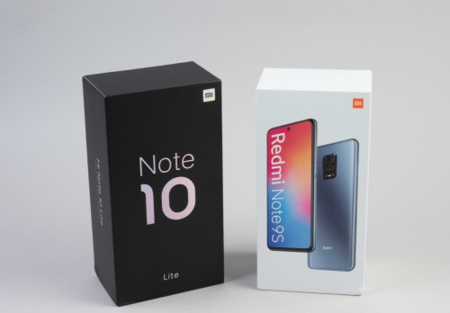 Redmi Note 9S(右)とMi Note 10 Lite(左)の製品パッケージ