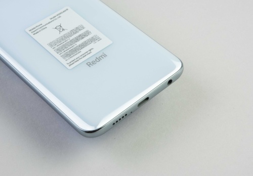 本体の底面にイヤホンジャックがある