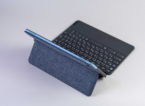 PCとして使うときは、背面のカバーをスタンドにする