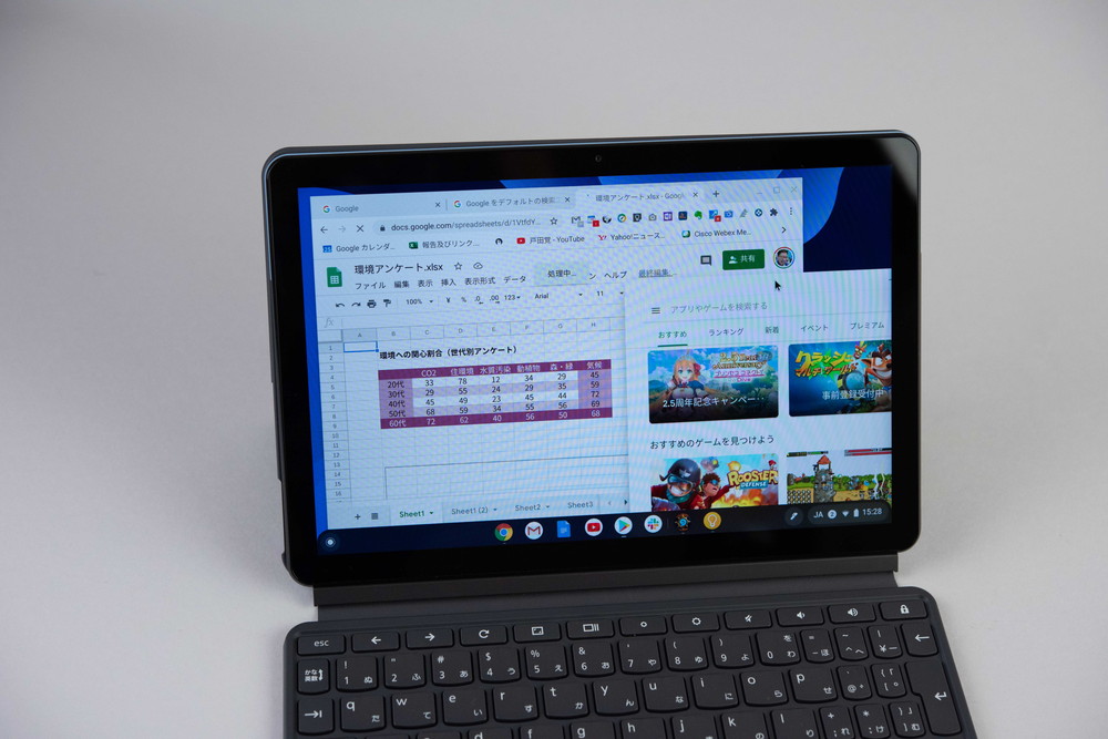 複数のウィンドウを開いての作業が可能だ。写真はWebブラウザーとGoogle Play ストアを開いているところ