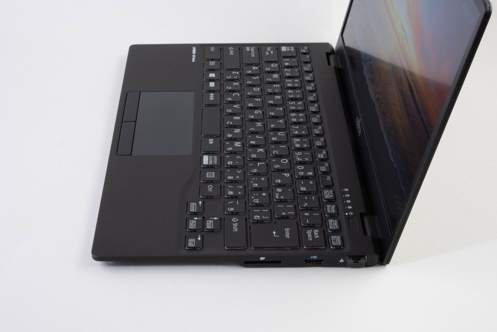 わずか634gの13.3インチノートPC、「LIFEBOOK UH-X/E3」を わずか634gの13.3インチノートPC、「LIFEBOOK UH-X/E3」を