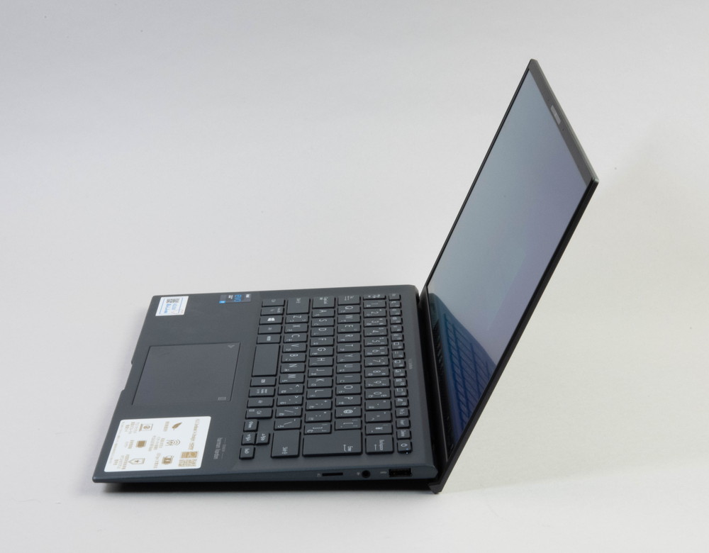 最軽量ではないが十分軽く安めで高性能、ASUSの「ZenBook 14