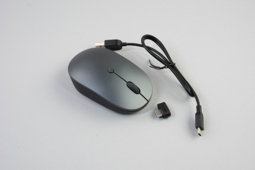 Lenovo Go USB Type-C ワイヤレス マウス。専用のレシーバーと充電用のケーブルが付属する