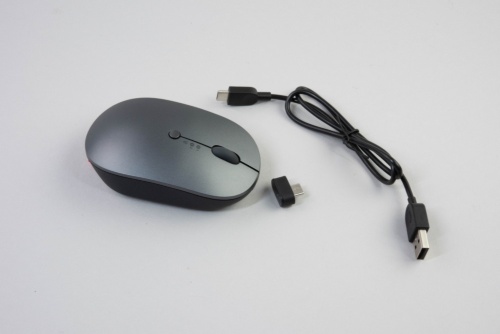 Lenovo Go USB Type-C ワイヤレス マルチデバイスマウス。こちらも専用のレシーバーと充電用のケーブルが付属する