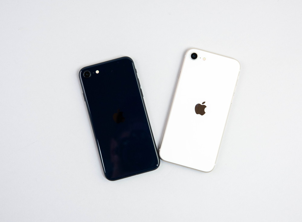 iPhone SE3 64GB ミッドナイト(黒)＆スターライト(白)