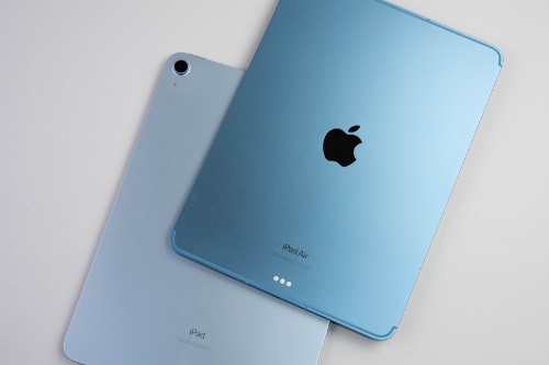 下のiPad Air（第4世代）に比べると同じブルーでも色合いが濃くなっている
