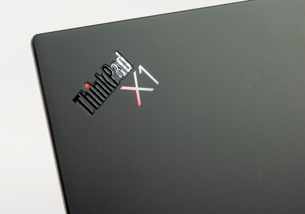 おなじみの「ThinkPad」ロゴが配置されている。「i」の上のドットにLEDが組み込まれている