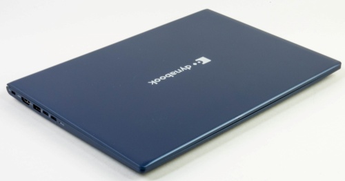 本体が少し大きいぶん非常に薄く感じられ、かっこいいフォルムになっている