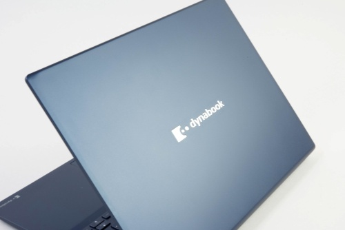 本体色も非常に美しい。メタルのバッジが映える