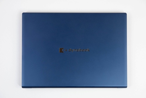 本体の素材にマグネシウム合金を採用していて、14インチモデルとしては非常に軽い