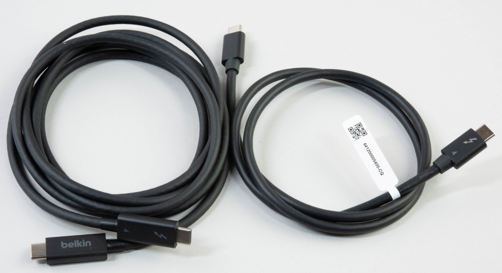 ベルキンから長さ2mのThunderbolt 4ケーブル（左）が販売されている