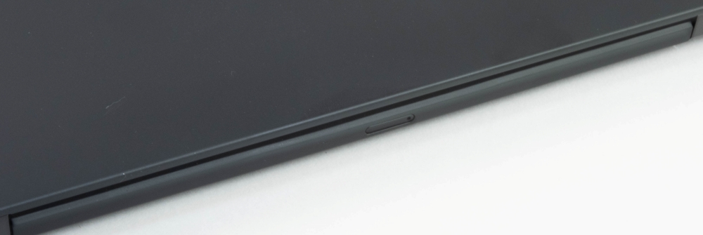 背面にnanoSIMカードスロットを備えるモデルがある。