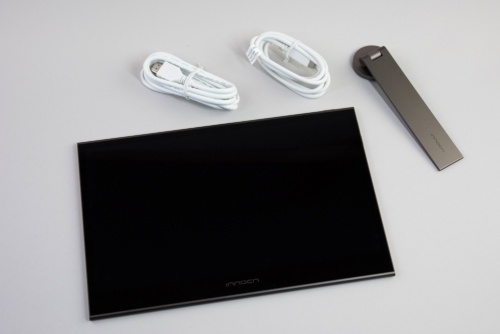 付属品はケーブルが2本と専用のスタンド。