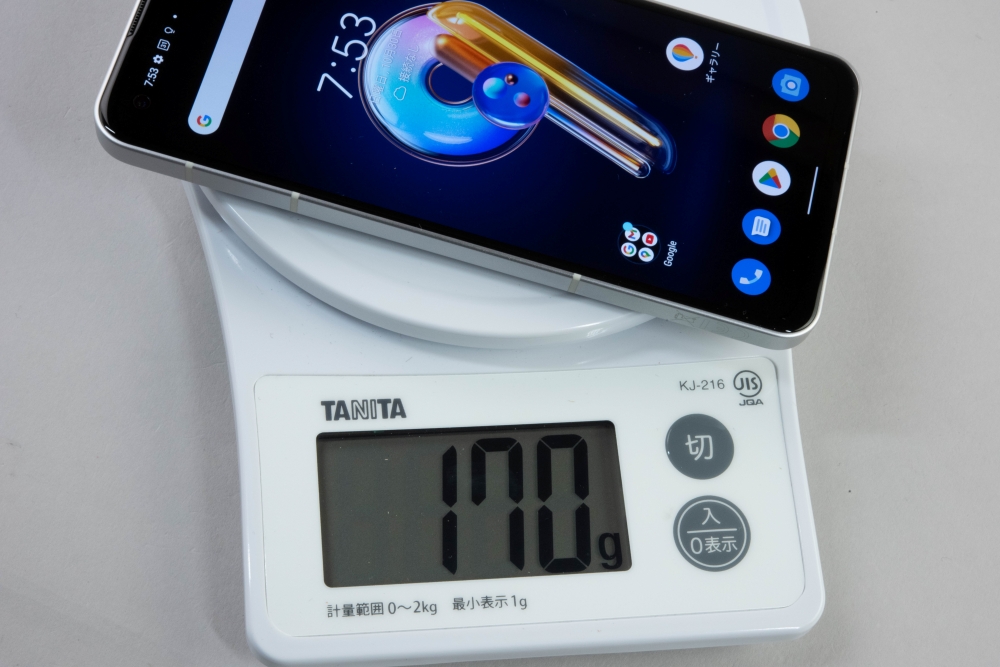 キッチンスケールで測定した重量は170gだった。とても軽量なので長時間持ち続けても負担が小さい。