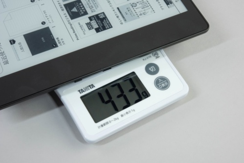 キッチンスケールで測定した重量はカタログ値通りの433g。電子ブックリーダーとしてはやや重いのが気になった。