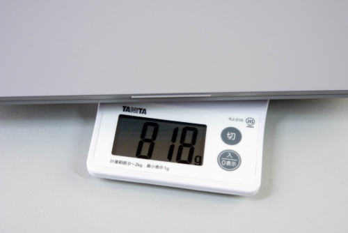 キッチンスケールで測定した重量は818gと、カタログ値より軽かった。