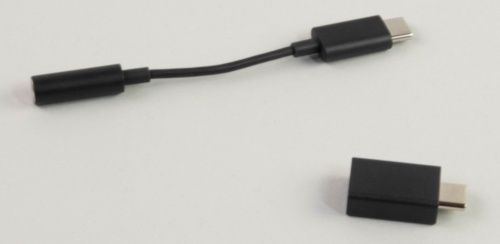 イヤホンは変換アダプター経由で接続する。USB Type-A端子へのアダプターも付属する。