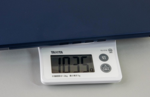 キッチンスケールで測定した重量はカタログ値通りの1.035kg。十分合格の軽さだ。