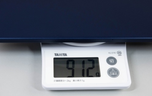 キッチンスケールで測定した重量は912gだった。カタログ値より軽い。