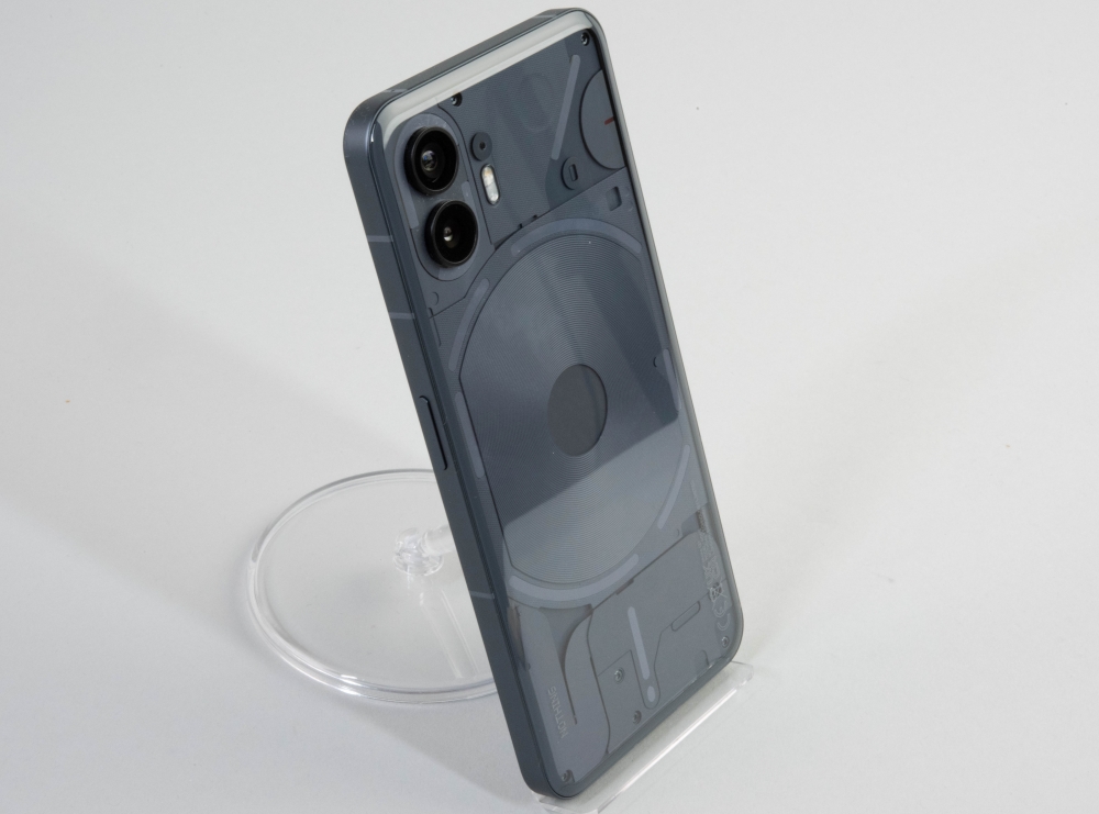 2代目になり魅力増した「Nothing Phone（2）」を体感 | 日経