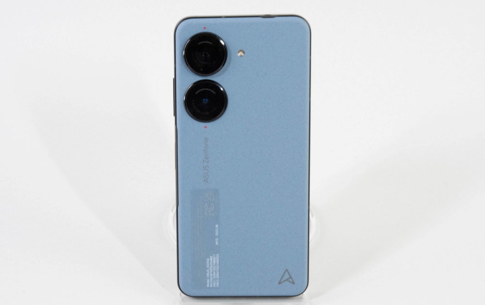 コンパクトで長く持っても疲れない高性能スマホ「Zenfone 10」 | 日経