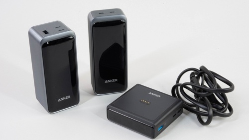 「Anker Prime」ブランドの新製品。「Anker Prime Power Bank(20000mAh,200W)」(左)、「Anker Prime Power Bank(12000mAh,130W)」(中)、「Anker Charging Base(100W)for Anker Prime Power Bank」(右)である。